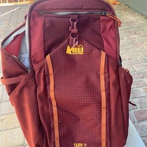 REI KIDS HIKING BACKPACK